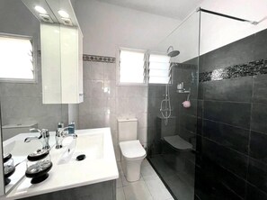 Apartment | Bathroom | Shower, hair dryer, towels - Stunning 3-bed Apartment With Balcony in Nicosia (Strovolos)