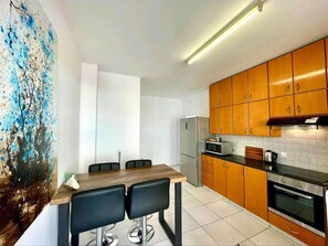 Appartement | Cuisine privée | Réfrigérateur, micro-ondes, four, plaque de cuisson
