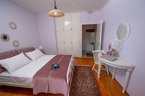 2 habitaciones, tabla de planchar con plancha y cuna de viaje