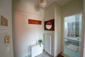 Secadora de cabello, toallas, jabón, shampoo