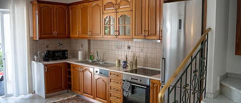 Réfrigérateur, four à micro-ondes, un four, surface de cuisson