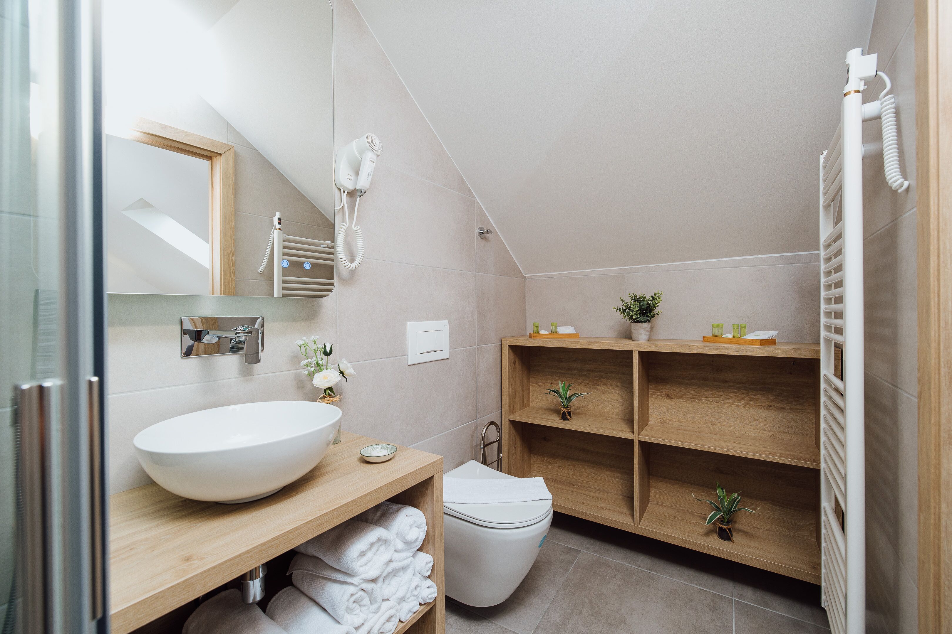 淋浴设施、大花洒淋浴喷头、吹风机、浴袍