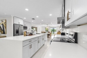 Een koelkast, een magnetron, een oven, een kookplaat