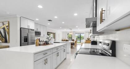 Lake House in Palm Beach 6BR 5BA w/ Pool and Hot Tub