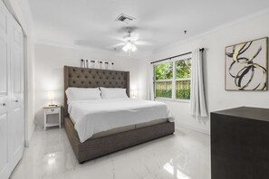 6 bedrooms, desk, iron/ironing board, travel cot - Lake House in Palm Beach 6BR 5BA w/ Pool and Hot Tub (West Palm Beach)