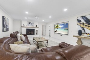 Een smart-tv en een open haard