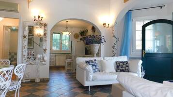 Villa, 3 Bedrooms, Private Pool, Garden View | Dining room