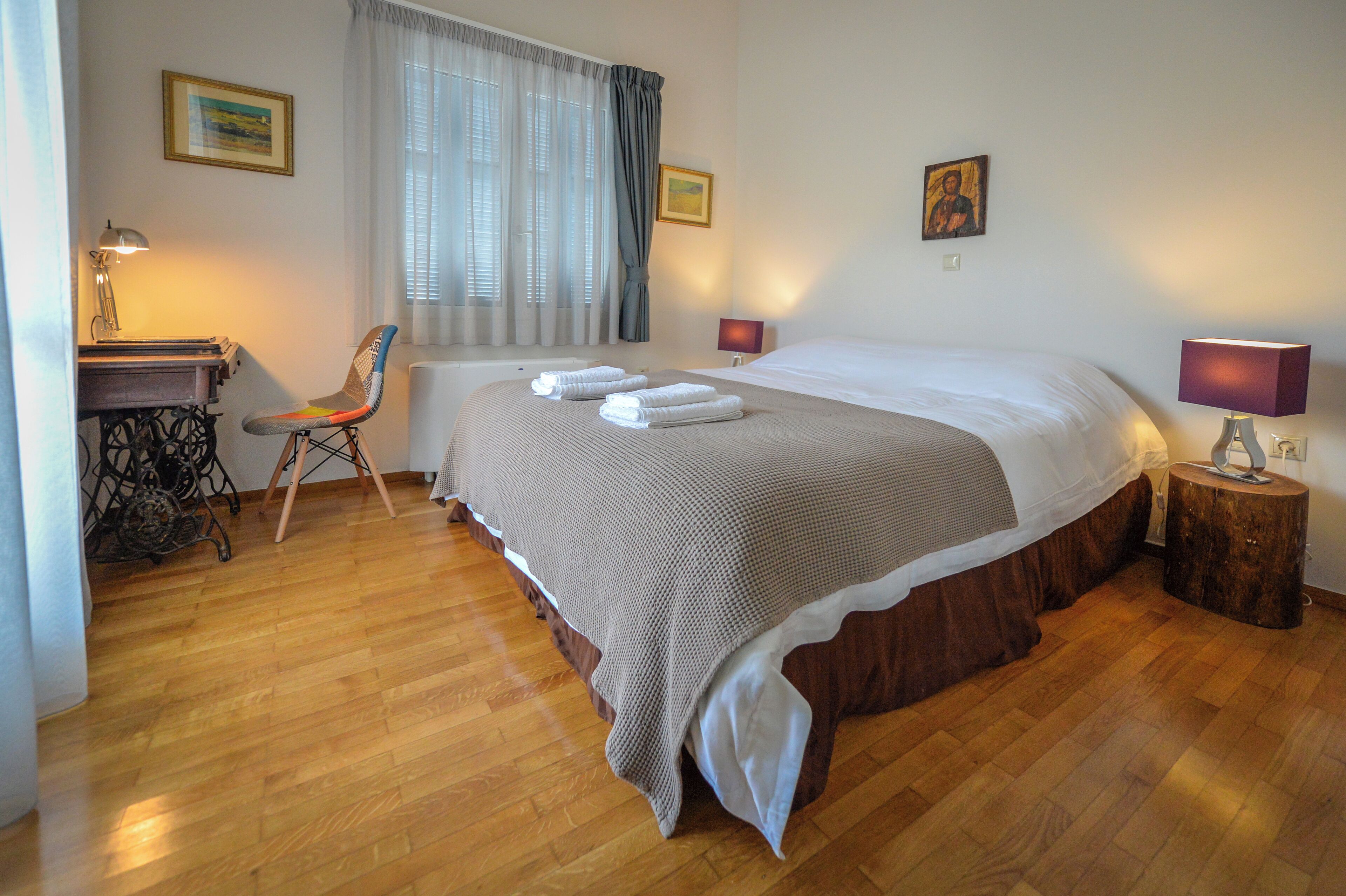 3 camere, una scrivania, ferro/asse da stiro, culla da viaggio