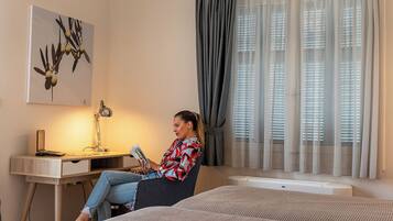 3 bedrooms, desk, iron/ironing board, travel crib