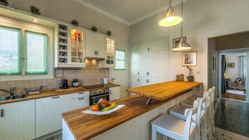 Fridge, oven, dishwasher, coffee/tea maker