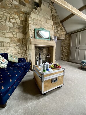 Skylark Suite | Living area | 42-inch Smart TV with digital channels - Bird In Bush Elsdon (Newcastle-upon-Tyne)
