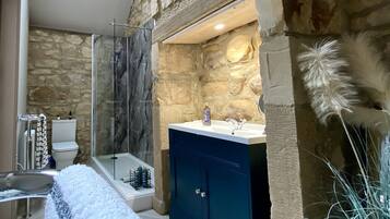 Skylark Suite | Bathroom | Free toiletries, hair dryer, towels, soap