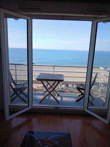 Face a la mer CorinnePour 2 avec parking, balcon, ascenseur