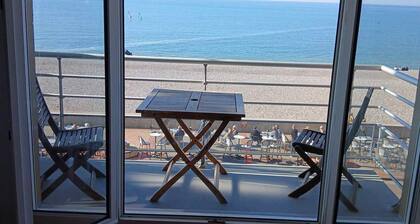 Face a la mer CorinnePour 2 avec parking, balcon, ascenseur