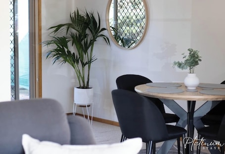 Dining. This house is a 2 bedroom(s), 1 bathrooms, located in Horsham, VIC.