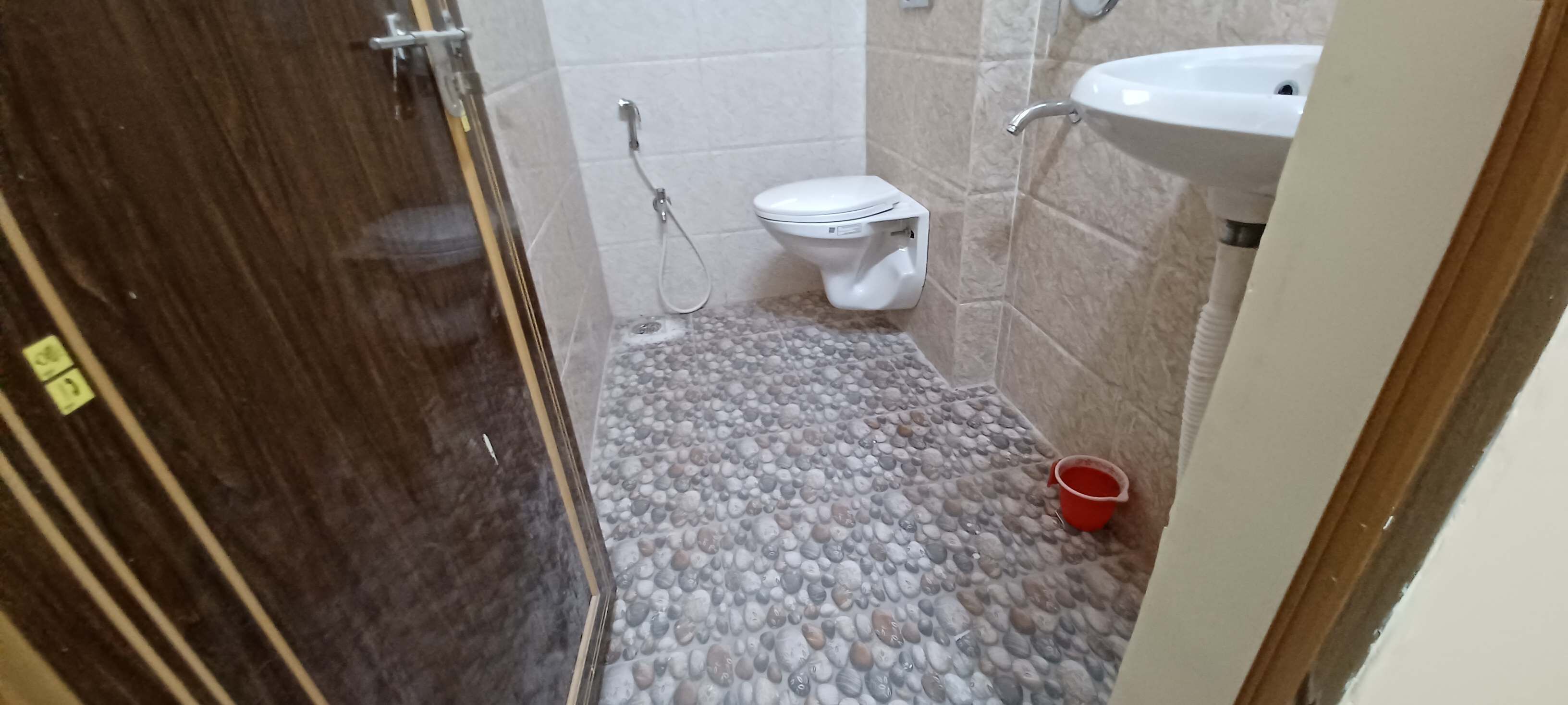 Douche, sèche-cheveux, bidet, serviettes fournies