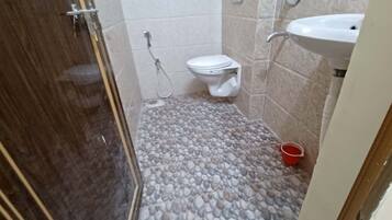 Douche, sèche-cheveux, bidet, serviettes fournies