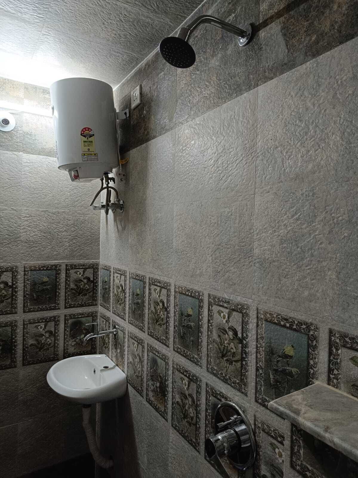 Douche, sèche-cheveux, bidet, serviettes fournies