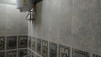 Douche, sèche-cheveux, bidet, serviettes fournies