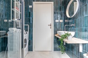 Hair dryer, towels, soap, shampoo - 37 Monti Apartment  (Roma)