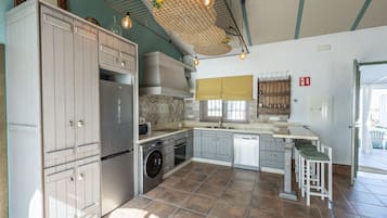 Een koelkast, een microgolfoven, een oven, een kookplaat