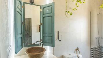 Een douche, een haardroger, een bidet, handdoeken
