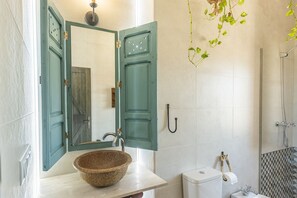 Douche, sèche-cheveux, bidet, serviettes fournies