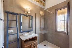Douche, séchoir à cheveux, bidet, serviettes fournies
