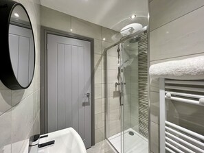 Family House | Bathroom | Separate tub and shower, towels, soap, shampoo