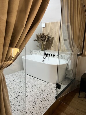 Exclusive-Apartment | Badezimmer | Badewanne und Dusche (separat), Designer-Toilettenartikel, Haartrockner