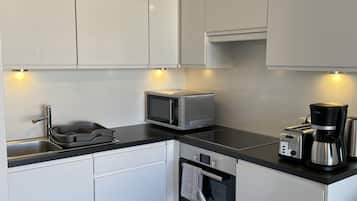 Een koelkast, een microgolfoven, een oven