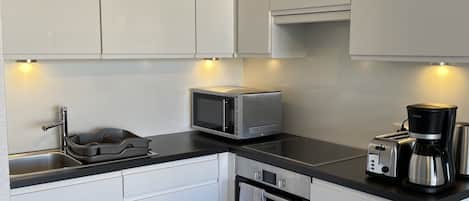 Kühlschrank, Mikrowelle, Ofen, Wasserkocher mit Kaffee-/Teezubehör