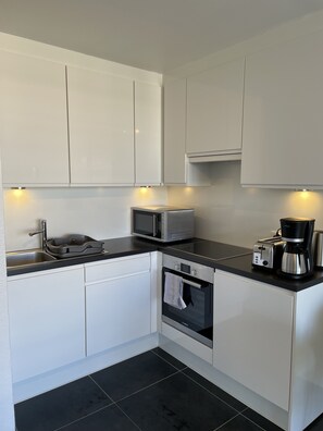 Een koelkast, een microgolfoven, een oven