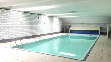 Een binnenzwembad en een verwarmd zwembad