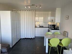 Fridge, microwave, oven, coffee/tea maker - Charming sea-view studio with indoor pool (De Penne)