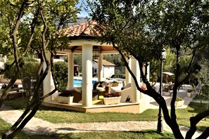 Property grounds - Villa Caterina - Pool and cooking classes (Columbrina-zà Minica)
