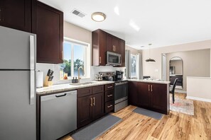 Fridge, microwave, oven, stovetop - Modern & Cozy 1BR Upper Flat | King Bed + Laundry (Roseville)