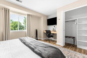 1 slaapkamer, een bureau, een strijkplank/strijkijzer, wifi