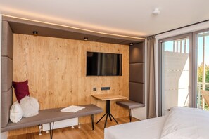1 Schlafzimmer, Zimmersafe, Schreibtisch, Bügeleisen/Bügelbrett