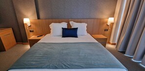 Habitación Confort doble, 1 cama de matrimonio grande | Ropa de cama de alta calidad, caja fuerte, escritorio