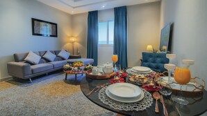 Suite – honeymoon | Oppholdsområde | En 42-tommers Flatskjerm-TV med Parabol-TV