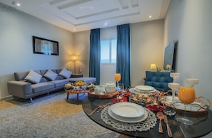 Honeymoon Suite | Living area | 42-inch flat-screen TV with satellite channels - Suknai Jaber Branch (Riyadh)
