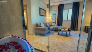 Suite – honeymoon | Oppholdsområde | En 42-tommers Flatskjerm-TV med Parabol-TV