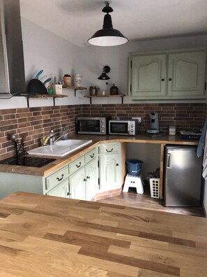 Geladeira, micro-ondas, fogão, cooktop