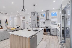 Fridge, microwave, oven, stovetop - Lakeside Home@Cinnamon Shore South w/ Water Views & Resort Amenities! (Port Aransas)