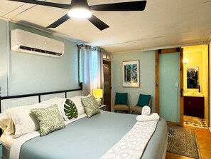 4 soverom, skrivebord, strykejern/-brett og reiseseng for barn