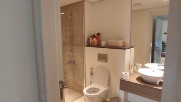 淋浴设施、吹风机、坐浴桶、毛巾