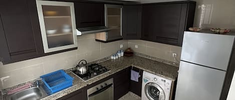 Réfrigérateur, micro-ondes, four, plaque de cuisson