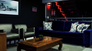 32-inch LED TV with cable channels, table football, books - Urbanature BC (Balneário Camboriú)