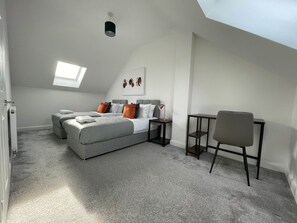 3 bedrooms, iron/ironing board, free WiFi, bed sheets - HAFH ST5 Warwick 54 - 3 Bedroom New House with WiFi (B) (Chesterton)